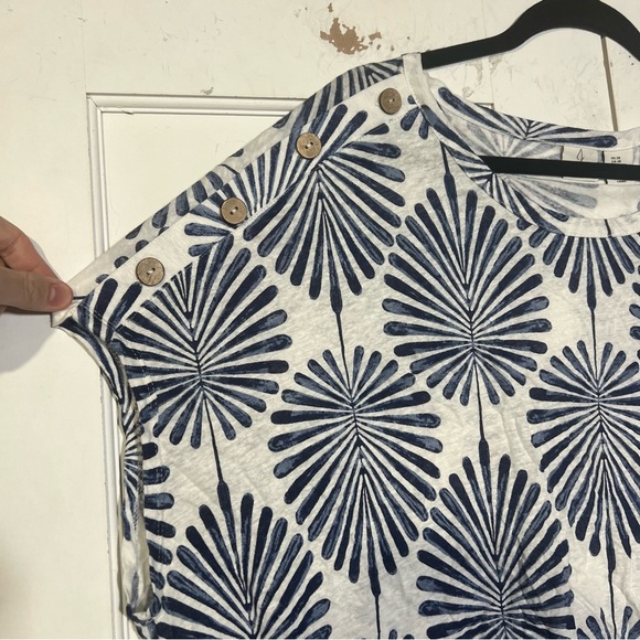 Joie Linen Short Sleeve Top Button Shoulder Blue & White Tropical Size 2X Leaf - Picture 3 of 10